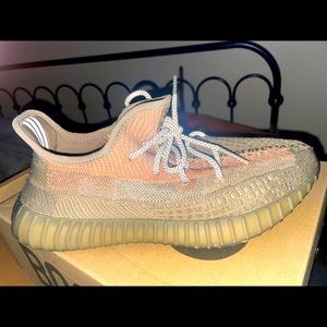 I’m selling adidas Yeezy boost 350 v2